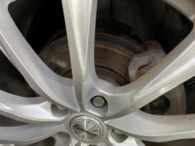 クラウンハイブリッドロイヤルサルーン　Ｆｏｕｒ　後期型　本州仕入　寒冷地仕様　禁煙車　ＷＡＫＯＳバリアスコーティング済　社外１９インチＡＷ＋新品夏タイヤ　社外１６ＡＷ＋スタッドレスタイヤ付　純正ナビ（フルセグ地デジ　ＤＶＤ再生　Ｂｌｕｅｔｏｏｔｈ対応）＋バックカメラ＋全方位カメラ　プリクラッシュセーフティ　レーダークルーズコントロール　純正ドライブレコーダー　フロントガラス熱線　ステアリングヒーター　ミラーヒーター　両席パワーシート　タイミングチェーン車　純正ＬＥＤヘッドライト＆フォグ　横滑り防止装置　ＥＴＣ 4WD 250