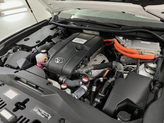 クラウンハイブリッドロイヤルサルーン　Ｆｏｕｒ　後期型　本州仕入　寒冷地仕様　禁煙車　ＷＡＫＯＳバリアスコーティング済　社外１９インチＡＷ＋新品夏タイヤ　社外１６ＡＷ＋スタッドレスタイヤ付　純正ナビ（フルセグ地デジ　ＤＶＤ再生　Ｂｌｕｅｔｏｏｔｈ対応）＋バックカメラ＋全方位カメラ　プリクラッシュセーフティ　レーダークルーズコントロール　純正ドライブレコーダー　フロントガラス熱線　ステアリングヒーター　ミラーヒーター　両席パワーシート　タイミングチェーン車　純正ＬＥＤヘッドライト＆フォグ　横滑り防止装置　ＥＴＣ 4WD 250