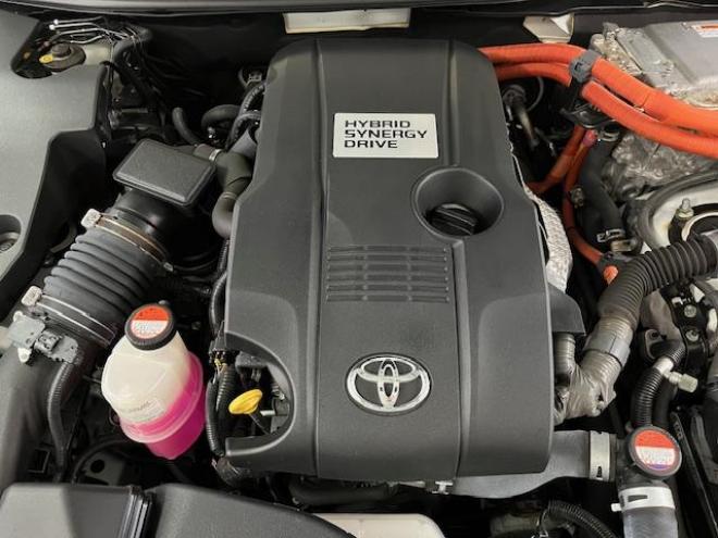 クラウンハイブリッドロイヤルサルーン　Ｆｏｕｒ　後期型　本州仕入　寒冷地仕様　禁煙車　ＷＡＫＯＳバリアスコーティング済　社外１９インチＡＷ＋新品夏タイヤ　社外１６ＡＷ＋スタッドレスタイヤ付　純正ナビ（フルセグ地デジ　ＤＶＤ再生　Ｂｌｕｅｔｏｏｔｈ対応）＋バックカメラ＋全方位カメラ　プリクラッシュセーフティ　レーダークルーズコントロール　純正ドライブレコーダー　フロントガラス熱線　ステアリングヒーター　ミラーヒーター　両席パワーシート　タイミングチェーン車　純正ＬＥＤヘッドライト＆フォグ　横滑り防止装置　ＥＴＣ 4WD 250