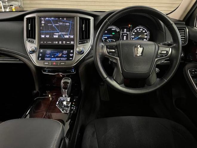 クラウンハイブリッドロイヤルサルーン　Ｆｏｕｒ　後期型　本州仕入　寒冷地仕様　禁煙車　ＷＡＫＯＳバリアスコーティング済　社外１９インチＡＷ＋新品夏タイヤ　社外１６ＡＷ＋スタッドレスタイヤ付　純正ナビ（フルセグ地デジ　ＤＶＤ再生　Ｂｌｕｅｔｏｏｔｈ対応）＋バックカメラ＋全方位カメラ　プリクラッシュセーフティ　レーダークルーズコントロール　純正ドライブレコーダー　フロントガラス熱線　ステアリングヒーター　ミラーヒーター　両席パワーシート　タイミングチェーン車　純正ＬＥＤヘッドライト＆フォグ　横滑り防止装置　ＥＴＣ 4WD 250