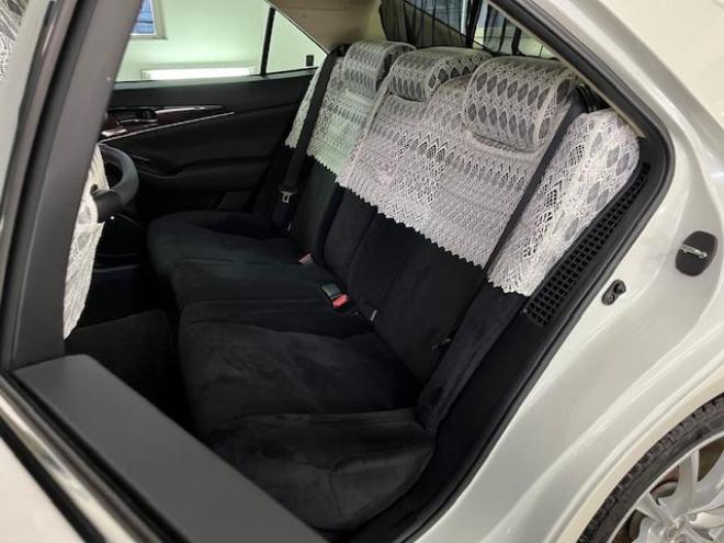クラウンハイブリッドロイヤルサルーン　Ｆｏｕｒ　後期型　本州仕入　寒冷地仕様　禁煙車　ＷＡＫＯＳバリアスコーティング済　社外１９インチＡＷ＋新品夏タイヤ　社外１６ＡＷ＋スタッドレスタイヤ付　純正ナビ（フルセグ地デジ　ＤＶＤ再生　Ｂｌｕｅｔｏｏｔｈ対応）＋バックカメラ＋全方位カメラ　プリクラッシュセーフティ　レーダークルーズコントロール　純正ドライブレコーダー　フロントガラス熱線　ステアリングヒーター　ミラーヒーター　両席パワーシート　タイミングチェーン車　純正ＬＥＤヘッドライト＆フォグ　横滑り防止装置　ＥＴＣ 4WD 250