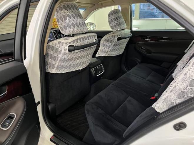 クラウンハイブリッドロイヤルサルーン　Ｆｏｕｒ　後期型　本州仕入　寒冷地仕様　禁煙車　ＷＡＫＯＳバリアスコーティング済　社外１９インチＡＷ＋新品夏タイヤ　社外１６ＡＷ＋スタッドレスタイヤ付　純正ナビ（フルセグ地デジ　ＤＶＤ再生　Ｂｌｕｅｔｏｏｔｈ対応）＋バックカメラ＋全方位カメラ　プリクラッシュセーフティ　レーダークルーズコントロール　純正ドライブレコーダー　フロントガラス熱線　ステアリングヒーター　ミラーヒーター　両席パワーシート　タイミングチェーン車　純正ＬＥＤヘッドライト＆フォグ　横滑り防止装置　ＥＴＣ 4WD 250