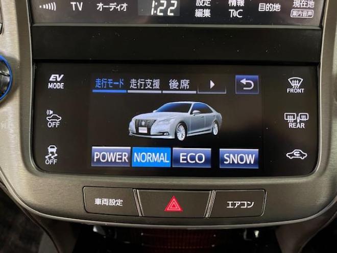 クラウンハイブリッドロイヤルサルーン　Ｆｏｕｒ　後期型　本州仕入　寒冷地仕様　禁煙車　ＷＡＫＯＳバリアスコーティング済　社外１９インチＡＷ＋新品夏タイヤ　社外１６ＡＷ＋スタッドレスタイヤ付　純正ナビ（フルセグ地デジ　ＤＶＤ再生　Ｂｌｕｅｔｏｏｔｈ対応）＋バックカメラ＋全方位カメラ　プリクラッシュセーフティ　レーダークルーズコントロール　純正ドライブレコーダー　フロントガラス熱線　ステアリングヒーター　ミラーヒーター　両席パワーシート　タイミングチェーン車　純正ＬＥＤヘッドライト＆フォグ　横滑り防止装置　ＥＴＣ 4WD 250