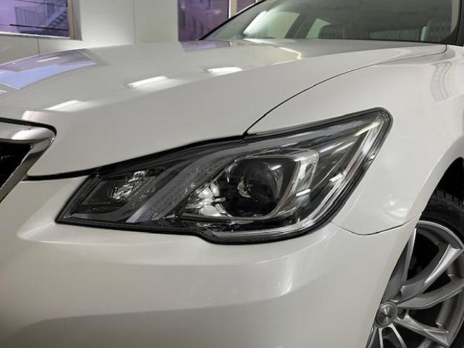 クラウンハイブリッドロイヤルサルーン　Ｆｏｕｒ　後期型　本州仕入　寒冷地仕様　禁煙車　ＷＡＫＯＳバリアスコーティング済　社外１９インチＡＷ＋新品夏タイヤ　社外１６ＡＷ＋スタッドレスタイヤ付　純正ナビ（フルセグ地デジ　ＤＶＤ再生　Ｂｌｕｅｔｏｏｔｈ対応）＋バックカメラ＋全方位カメラ　プリクラッシュセーフティ　レーダークルーズコントロール　純正ドライブレコーダー　フロントガラス熱線　ステアリングヒーター　ミラーヒーター　両席パワーシート　タイミングチェーン車　純正ＬＥＤヘッドライト＆フォグ　横滑り防止装置　ＥＴＣ 4WD 250