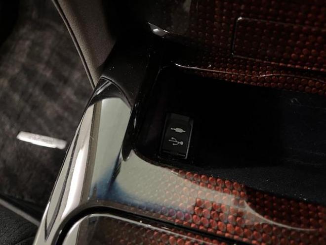 クラウンハイブリッドロイヤルサルーン　Ｆｏｕｒ　後期型　本州仕入　寒冷地仕様　禁煙車　ＷＡＫＯＳバリアスコーティング済　社外１９インチＡＷ＋新品夏タイヤ　社外１６ＡＷ＋スタッドレスタイヤ付　純正ナビ（フルセグ地デジ　ＤＶＤ再生　Ｂｌｕｅｔｏｏｔｈ対応）＋バックカメラ＋全方位カメラ　プリクラッシュセーフティ　レーダークルーズコントロール　純正ドライブレコーダー　フロントガラス熱線　ステアリングヒーター　ミラーヒーター　両席パワーシート　タイミングチェーン車　純正ＬＥＤヘッドライト＆フォグ　横滑り防止装置　ＥＴＣ 4WD 250