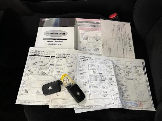 クラウンハイブリッドロイヤルサルーン　Ｆｏｕｒ　後期型　本州仕入　寒冷地仕様　禁煙車　ＷＡＫＯＳバリアスコーティング済　社外１９インチＡＷ＋新品夏タイヤ　社外１６ＡＷ＋スタッドレスタイヤ付　純正ナビ（フルセグ地デジ　ＤＶＤ再生　Ｂｌｕｅｔｏｏｔｈ対応）＋バックカメラ＋全方位カメラ　プリクラッシュセーフティ　レーダークルーズコントロール　純正ドライブレコーダー　フロントガラス熱線　ステアリングヒーター　ミラーヒーター　両席パワーシート　タイミングチェーン車　純正ＬＥＤヘッドライト＆フォグ　横滑り防止装置　ＥＴＣ 4WD 250