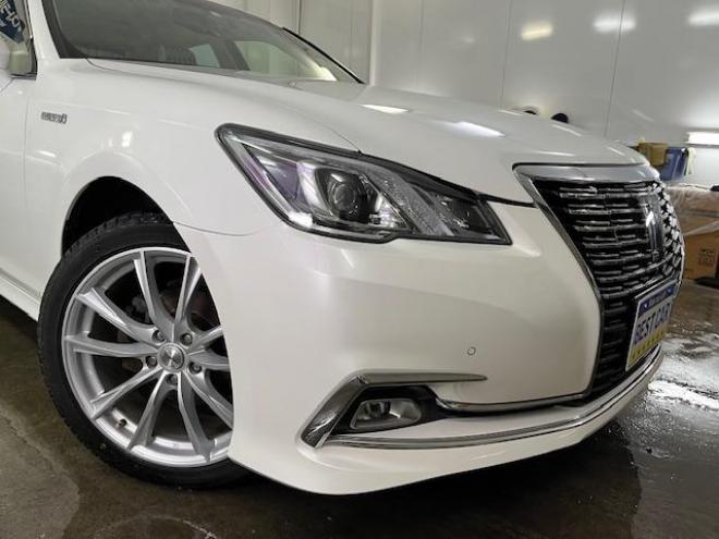クラウンハイブリッドロイヤルサルーン　Ｆｏｕｒ　後期型　本州仕入　寒冷地仕様　禁煙車　ＷＡＫＯＳバリアスコーティング済　社外１９インチＡＷ＋新品夏タイヤ　社外１６ＡＷ＋スタッドレスタイヤ付　純正ナビ（フルセグ地デジ　ＤＶＤ再生　Ｂｌｕｅｔｏｏｔｈ対応）＋バックカメラ＋全方位カメラ　プリクラッシュセーフティ　レーダークルーズコントロール　純正ドライブレコーダー　フロントガラス熱線　ステアリングヒーター　ミラーヒーター　両席パワーシート　タイミングチェーン車　純正ＬＥＤヘッドライト＆フォグ　横滑り防止装置　ＥＴＣ 4WD 250
