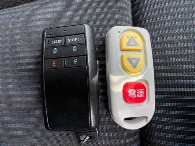 ヴォクシー2.0 ZS ウェルキャブ サイドリフトアップシート車 脱着タイプ 電動式 4WD　キー一体型エンジンスターター　ナビ 2000
