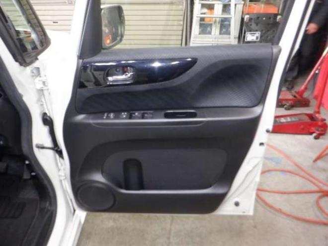 N-BOXカスタムG Lパッケージ 4WD　本州仕入・ナビ・TV・パワスラ・ETC 660