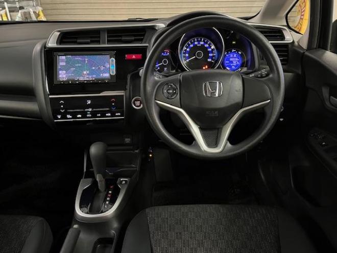 フィット１３Ｇ　Ｌパッケージ　コンフォートビューＰＫＧ　ワンオーナー　寒冷地仕様　禁煙車　ＷＡＫＯＳバリアスコーティング済　社外１５インチＡＷ　社外１５ＡＷ＋スタッドレスタイヤ付　純正ギャザースナビ（地デジ　ＤＶＤ再生　Ｂｌｕｅｔｏｏｔｈ）＋バックカメラ　純正ＬＥＤヘッドライト　ＰＵＳＨスタート　スマートキー　ミラーヒーター　フロントガラス熱線　アイドリングストップ　盗難防止装置　横滑り防止装置　ＥＴＣ 4WD 1300 5Dr