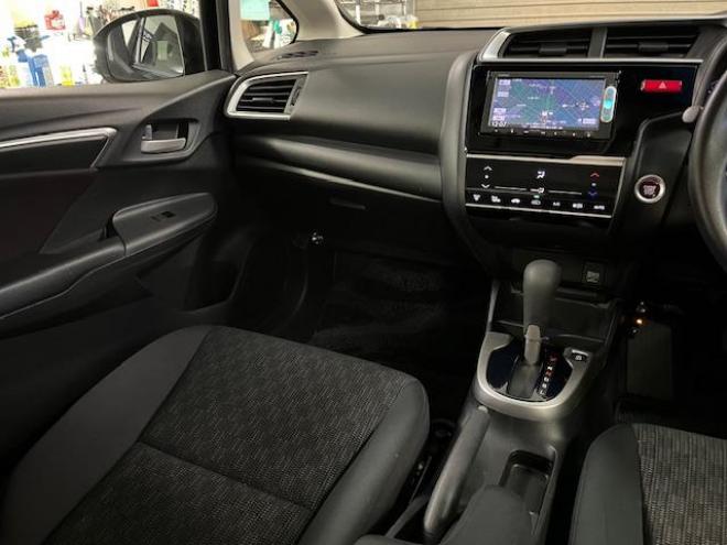 フィット１３Ｇ　Ｌパッケージ　コンフォートビューＰＫＧ　ワンオーナー　寒冷地仕様　禁煙車　ＷＡＫＯＳバリアスコーティング済　社外１５インチＡＷ　社外１５ＡＷ＋スタッドレスタイヤ付　純正ギャザースナビ（地デジ　ＤＶＤ再生　Ｂｌｕｅｔｏｏｔｈ）＋バックカメラ　純正ＬＥＤヘッドライト　ＰＵＳＨスタート　スマートキー　ミラーヒーター　フロントガラス熱線　アイドリングストップ　盗難防止装置　横滑り防止装置　ＥＴＣ 4WD 1300 5Dr