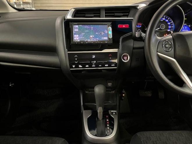 フィット１３Ｇ　Ｌパッケージ　コンフォートビューＰＫＧ　ワンオーナー　寒冷地仕様　禁煙車　ＷＡＫＯＳバリアスコーティング済　社外１５インチＡＷ　社外１５ＡＷ＋スタッドレスタイヤ付　純正ギャザースナビ（地デジ　ＤＶＤ再生　Ｂｌｕｅｔｏｏｔｈ）＋バックカメラ　純正ＬＥＤヘッドライト　ＰＵＳＨスタート　スマートキー　ミラーヒーター　フロントガラス熱線　アイドリングストップ　盗難防止装置　横滑り防止装置　ＥＴＣ 4WD 1300 5Dr