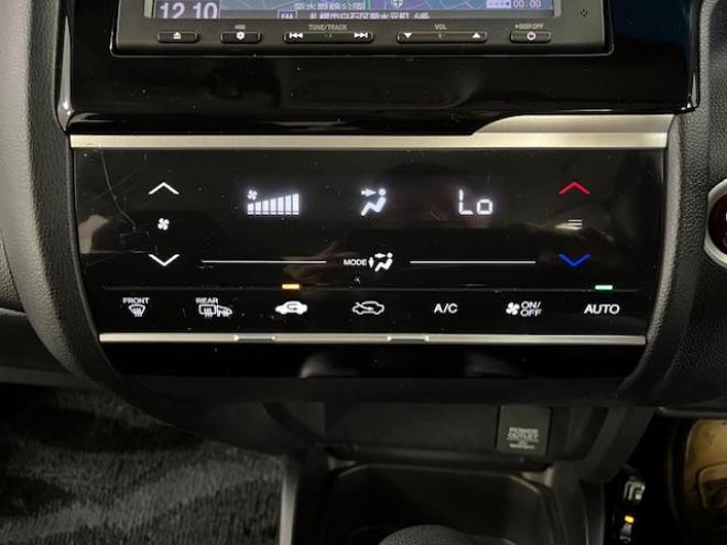 フィット１３Ｇ　Ｌパッケージ　コンフォートビューＰＫＧ　ワンオーナー　寒冷地仕様　禁煙車　ＷＡＫＯＳバリアスコーティング済　社外１５インチＡＷ　社外１５ＡＷ＋スタッドレスタイヤ付　純正ギャザースナビ（地デジ　ＤＶＤ再生　Ｂｌｕｅｔｏｏｔｈ）＋バックカメラ　純正ＬＥＤヘッドライト　ＰＵＳＨスタート　スマートキー　ミラーヒーター　フロントガラス熱線　アイドリングストップ　盗難防止装置　横滑り防止装置　ＥＴＣ 4WD 1300 5Dr