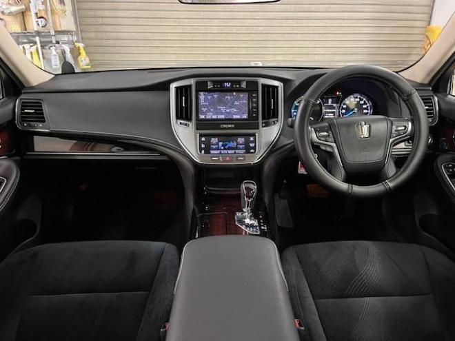 クラウンロイヤル　Ｆｏｕｒ　後期型　本州仕入　寒冷地仕様　禁煙車　ＷＡＫＯＳバリアスコーティング済　純正１６インチＡＷ＋夏タイヤ　純正１６ＡＷ＋スタッドレスタイヤ付　純正ナビ（フルセグ地デジ　ＤＶＤ再生　Ｂｌｕｅｔｏｏｔｈ対応）＋バックカメラ　クルーズコントロール　ステアリングヒーター　ミラーヒーター　タイミングチェーン車　純正ＬＥＤヘッドライト＆フォグ　横滑り防止装置　ＥＴＣ 4WD 2500 4Dr