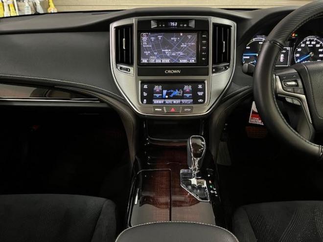 クラウンロイヤル　Ｆｏｕｒ　後期型　本州仕入　寒冷地仕様　禁煙車　ＷＡＫＯＳバリアスコーティング済　純正１６インチＡＷ＋夏タイヤ　純正１６ＡＷ＋スタッドレスタイヤ付　純正ナビ（フルセグ地デジ　ＤＶＤ再生　Ｂｌｕｅｔｏｏｔｈ対応）＋バックカメラ　クルーズコントロール　ステアリングヒーター　ミラーヒーター　タイミングチェーン車　純正ＬＥＤヘッドライト＆フォグ　横滑り防止装置　ＥＴＣ 4WD 2500 4Dr
