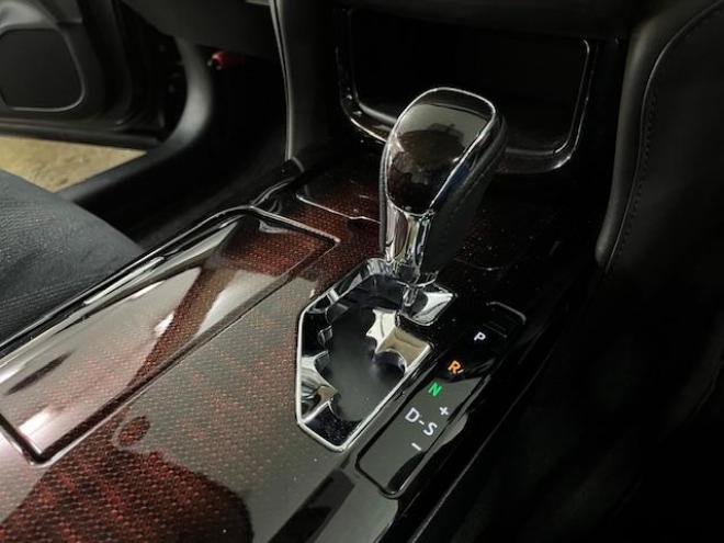 クラウンロイヤル　Ｆｏｕｒ　後期型　本州仕入　寒冷地仕様　禁煙車　ＷＡＫＯＳバリアスコーティング済　純正１６インチＡＷ＋夏タイヤ　純正１６ＡＷ＋スタッドレスタイヤ付　純正ナビ（フルセグ地デジ　ＤＶＤ再生　Ｂｌｕｅｔｏｏｔｈ対応）＋バックカメラ　クルーズコントロール　ステアリングヒーター　ミラーヒーター　タイミングチェーン車　純正ＬＥＤヘッドライト＆フォグ　横滑り防止装置　ＥＴＣ 4WD 2500 4Dr