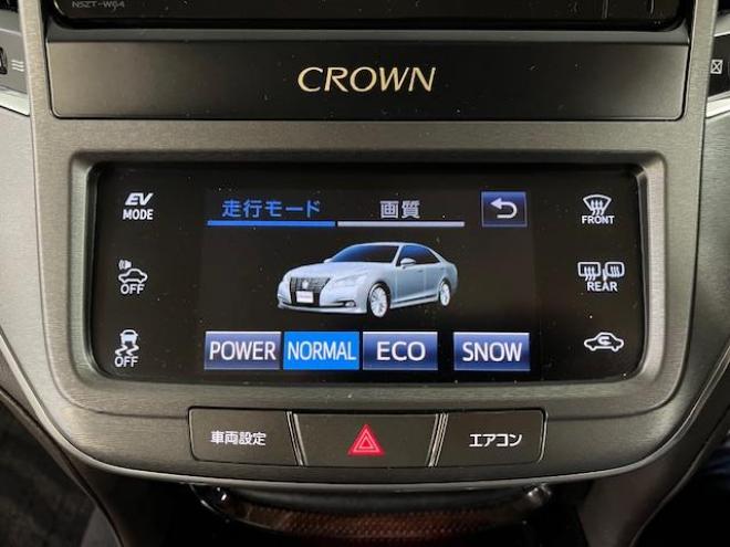 クラウンロイヤル　Ｆｏｕｒ　後期型　本州仕入　寒冷地仕様　禁煙車　ＷＡＫＯＳバリアスコーティング済　純正１６インチＡＷ＋夏タイヤ　純正１６ＡＷ＋スタッドレスタイヤ付　純正ナビ（フルセグ地デジ　ＤＶＤ再生　Ｂｌｕｅｔｏｏｔｈ対応）＋バックカメラ　クルーズコントロール　ステアリングヒーター　ミラーヒーター　タイミングチェーン車　純正ＬＥＤヘッドライト＆フォグ　横滑り防止装置　ＥＴＣ 4WD 2500 4Dr