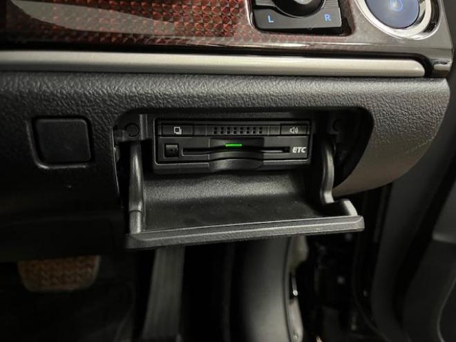 クラウンロイヤル　Ｆｏｕｒ　後期型　本州仕入　寒冷地仕様　禁煙車　ＷＡＫＯＳバリアスコーティング済　純正１６インチＡＷ＋夏タイヤ　純正１６ＡＷ＋スタッドレスタイヤ付　純正ナビ（フルセグ地デジ　ＤＶＤ再生　Ｂｌｕｅｔｏｏｔｈ対応）＋バックカメラ　クルーズコントロール　ステアリングヒーター　ミラーヒーター　タイミングチェーン車　純正ＬＥＤヘッドライト＆フォグ　横滑り防止装置　ＥＴＣ 4WD 2500 4Dr