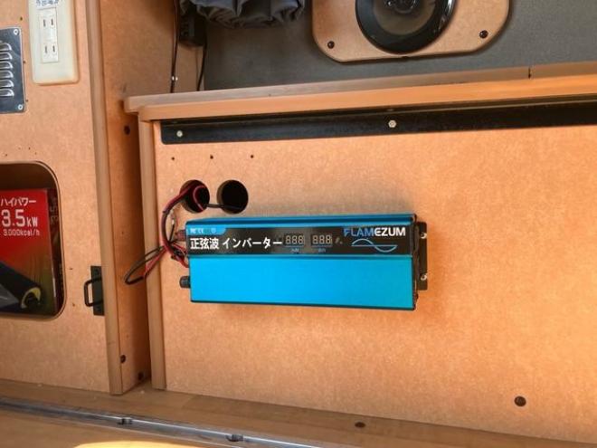 キャラバンＳロングＤＸ　ベットキット　キャンピング仕様　ハイルーフ　給水タンク型シンク　インバーター　ＦＦヒーター　カロッツェリアナビ　テレビ　バックカメラ　Ｂｌｕｅｔｏｏｔｈ接続　電子レンジ　外部給電　　マックスファン 2WD 2400 4Dr