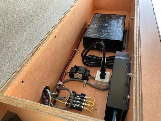 キャラバンＳロングＤＸ　ベットキット　キャンピング仕様　ハイルーフ　給水タンク型シンク　インバーター　ＦＦヒーター　カロッツェリアナビ　テレビ　バックカメラ　Ｂｌｕｅｔｏｏｔｈ接続　電子レンジ　外部給電　　マックスファン 2WD 2400 4Dr