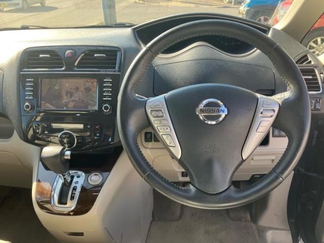 セレナ２０Ｇ　４ＷＤ　後席モニター　両側パワースライドドア　ＥＴＣ　スマートキー　エンジンスターター　ＴＶ　ナビ　Ｂｌｕｅｔｏｏｔｈオーディオ　バックカメラ　取扱説明書　後席シートバックテーブル 2WD 2000 5Dr