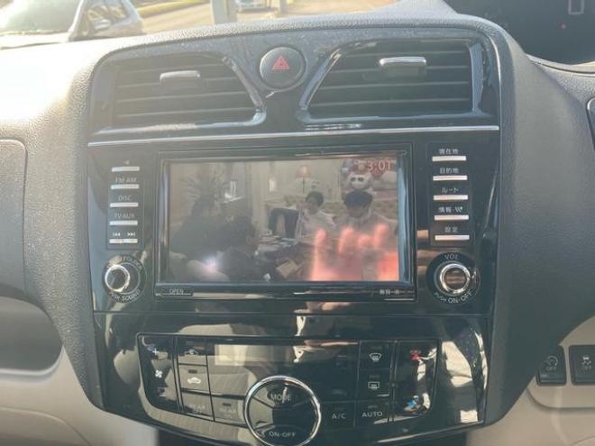 セレナ２０Ｇ　４ＷＤ　後席モニター　両側パワースライドドア　ＥＴＣ　スマートキー　エンジンスターター　ＴＶ　ナビ　Ｂｌｕｅｔｏｏｔｈオーディオ　バックカメラ　取扱説明書　後席シートバックテーブル 2WD 2000 5Dr