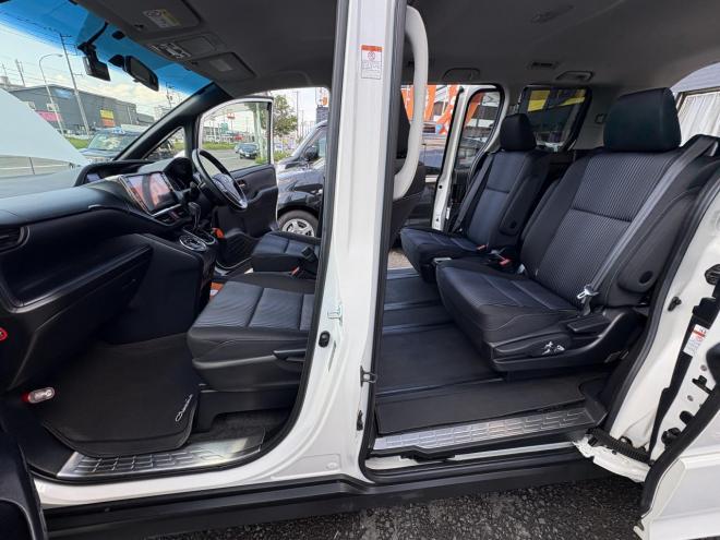 ノアNOAH 4WD SIアルパイン10インチ付フルセグBT　検2付　本州仕入　寒冷地仕様　熱線ガラス　リアヒータースペアータイヤ　バックカメラ　両パワースライドドア　フォグランプ　自由自在の7人乗り　LEDヘッド　スマートキー　ETC　ドラレコ前後 4WD 2000 5Dr