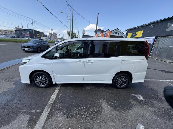 ノアNOAH 4WD SIアルパイン10インチ付フルセグBT　検2付　本州仕入　寒冷地仕様　熱線ガラス　リアヒータースペアータイヤ　バックカメラ　両パワースライドドア　フォグランプ　自由自在の7人乗り　LEDヘッド　スマートキー　ETC　ドラレコ前後 4WD 2000 5Dr