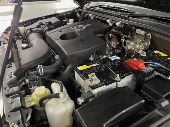 パジェロロング　エクシード　本州仕入　寒冷地仕様　禁煙車　ダブルバッテリー　リアデフロック　ディーゼルターボ　新品ＷＥＤＳキーラー１７ＡＷ＋新品ＴＯＹＯホワイトレタータイヤ　社外１７ＡＷ＋スタッドレスタイヤ付　新品ＪＡＯＳブラックマッドガード　カロッツェリアナビ（フルセグ地デジ　ＤＶＤ再生　Ｂｌｕｅｔｏｏｔｈ）＋バックカメラ　クルーズコントロール　両席シートヒーター　リアヒーター　横滑り防止装置　盗難防止装置　１００Ｖ電源　ＨＩＤ　ＥＴＣ 4WD 5 3200Dr
