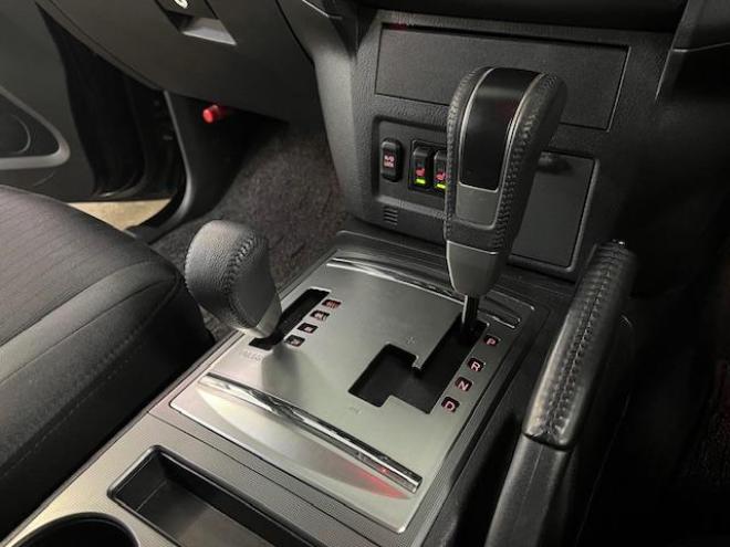 パジェロロング　エクシード　本州仕入　寒冷地仕様　禁煙車　ダブルバッテリー　リアデフロック　ディーゼルターボ　新品ＷＥＤＳキーラー１７ＡＷ＋新品ＴＯＹＯホワイトレタータイヤ　社外１７ＡＷ＋スタッドレスタイヤ付　新品ＪＡＯＳブラックマッドガード　カロッツェリアナビ（フルセグ地デジ　ＤＶＤ再生　Ｂｌｕｅｔｏｏｔｈ）＋バックカメラ　クルーズコントロール　両席シートヒーター　リアヒーター　横滑り防止装置　盗難防止装置　１００Ｖ電源　ＨＩＤ　ＥＴＣ 4WD 5 3200Dr