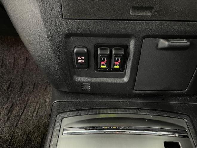 パジェロロング　エクシード　本州仕入　寒冷地仕様　禁煙車　ダブルバッテリー　リアデフロック　ディーゼルターボ　新品ＷＥＤＳキーラー１７ＡＷ＋新品ＴＯＹＯホワイトレタータイヤ　社外１７ＡＷ＋スタッドレスタイヤ付　新品ＪＡＯＳブラックマッドガード　カロッツェリアナビ（フルセグ地デジ　ＤＶＤ再生　Ｂｌｕｅｔｏｏｔｈ）＋バックカメラ　クルーズコントロール　両席シートヒーター　リアヒーター　横滑り防止装置　盗難防止装置　１００Ｖ電源　ＨＩＤ　ＥＴＣ 4WD 5 3200Dr