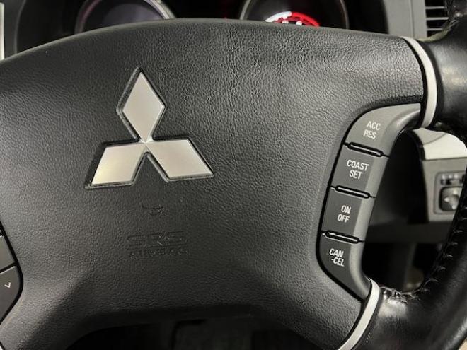 パジェロロング　エクシード　本州仕入　寒冷地仕様　禁煙車　ダブルバッテリー　リアデフロック　ディーゼルターボ　新品ＷＥＤＳキーラー１７ＡＷ＋新品ＴＯＹＯホワイトレタータイヤ　社外１７ＡＷ＋スタッドレスタイヤ付　新品ＪＡＯＳブラックマッドガード　カロッツェリアナビ（フルセグ地デジ　ＤＶＤ再生　Ｂｌｕｅｔｏｏｔｈ）＋バックカメラ　クルーズコントロール　両席シートヒーター　リアヒーター　横滑り防止装置　盗難防止装置　１００Ｖ電源　ＨＩＤ　ＥＴＣ 4WD 5 3200Dr