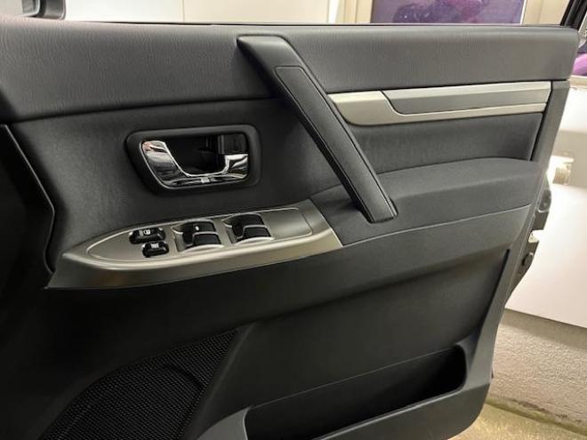 パジェロロング　エクシード　本州仕入　寒冷地仕様　禁煙車　ダブルバッテリー　リアデフロック　ディーゼルターボ　新品ＷＥＤＳキーラー１７ＡＷ＋新品ＴＯＹＯホワイトレタータイヤ　社外１７ＡＷ＋スタッドレスタイヤ付　新品ＪＡＯＳブラックマッドガード　カロッツェリアナビ（フルセグ地デジ　ＤＶＤ再生　Ｂｌｕｅｔｏｏｔｈ）＋バックカメラ　クルーズコントロール　両席シートヒーター　リアヒーター　横滑り防止装置　盗難防止装置　１００Ｖ電源　ＨＩＤ　ＥＴＣ 4WD 5 3200Dr