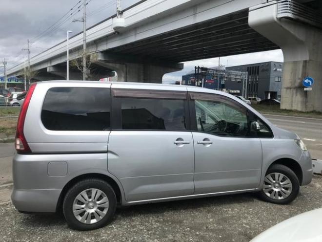 セレナ２０Ｓ　４ＷＤ　福祉車輛　今日値　下げ中！３１日迄限定プライス！！３カ月３０００ＫＭ保証　　整備士在籍　自社工場　　７人乗り　アンシャンテリフトアップ　両側スライドドア　３列シート　ＣＶＴ　ＣＤ　エアコン 4WD 2000 5Dr