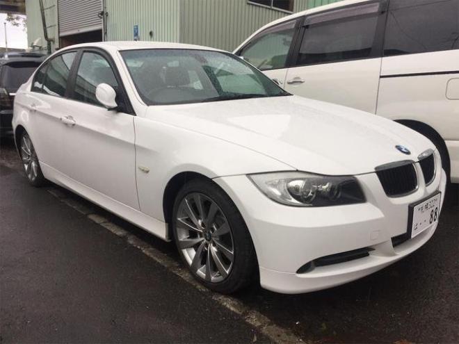 BMW３シリーズ ３２０ｉ　ハイラインパッケージ　ＥＴＣ　ナビ　ＴＶ　アルミホイール　ＨＩＤ　パワーシート　革シート　シートヒーター　ＡＴ　ＡＢＳ　ＣＤ　エアコン　パワーステアリング　パワーウィンドウ 2WD 2000 4Dr