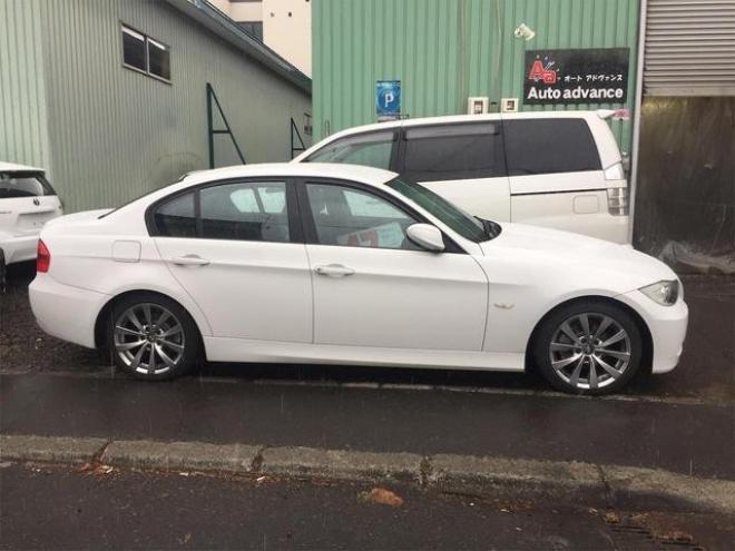 BMW３シリーズ ３２０ｉ　ハイラインパッケージ　ＥＴＣ　ナビ　ＴＶ　アルミホイール　ＨＩＤ　パワーシート　革シート　シートヒーター　ＡＴ　ＡＢＳ　ＣＤ　エアコン　パワーステアリング　パワーウィンドウ 2WD 2000 4Dr