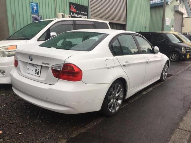 BMW３シリーズ ３２０ｉ　ハイラインパッケージ　ＥＴＣ　ナビ　ＴＶ　アルミホイール　ＨＩＤ　パワーシート　革シート　シートヒーター　ＡＴ　ＡＢＳ　ＣＤ　エアコン　パワーステアリング　パワーウィンドウ 2WD 2000 4Dr