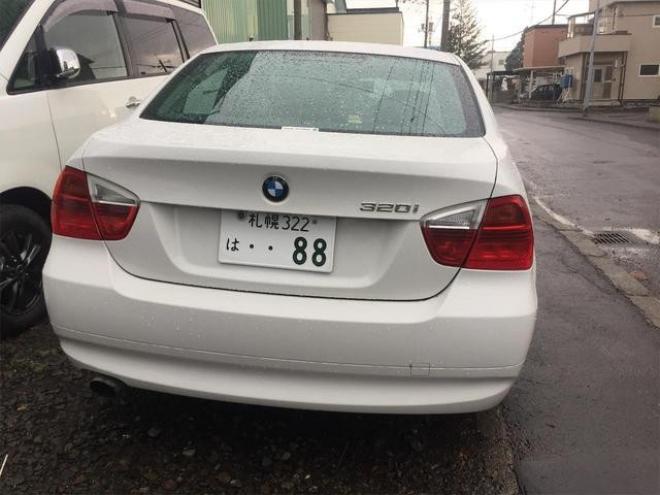 BMW３シリーズ ３２０ｉ　ハイラインパッケージ　ＥＴＣ　ナビ　ＴＶ　アルミホイール　ＨＩＤ　パワーシート　革シート　シートヒーター　ＡＴ　ＡＢＳ　ＣＤ　エアコン　パワーステアリング　パワーウィンドウ 2WD 2000 4Dr