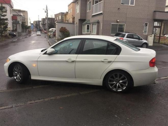 BMW３シリーズ ３２０ｉ　ハイラインパッケージ　ＥＴＣ　ナビ　ＴＶ　アルミホイール　ＨＩＤ　パワーシート　革シート　シートヒーター　ＡＴ　ＡＢＳ　ＣＤ　エアコン　パワーステアリング　パワーウィンドウ 2WD 2000 4Dr