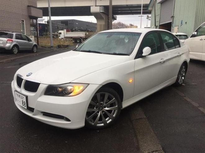 BMW３シリーズ ３２０ｉ　ハイラインパッケージ　ＥＴＣ　ナビ　ＴＶ　アルミホイール　ＨＩＤ　パワーシート　革シート　シートヒーター　ＡＴ　ＡＢＳ　ＣＤ　エアコン　パワーステアリング　パワーウィンドウ 2WD 2000 4Dr