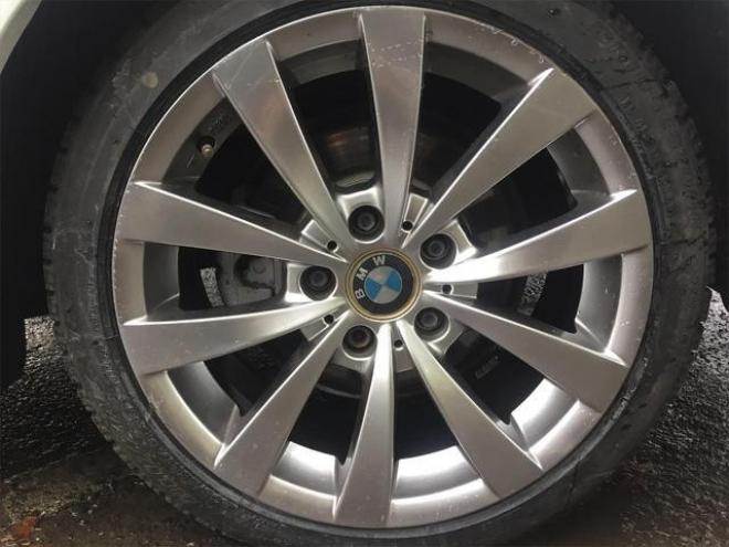 BMW３シリーズ ３２０ｉ　ハイラインパッケージ　ＥＴＣ　ナビ　ＴＶ　アルミホイール　ＨＩＤ　パワーシート　革シート　シートヒーター　ＡＴ　ＡＢＳ　ＣＤ　エアコン　パワーステアリング　パワーウィンドウ 2WD 2000 4Dr