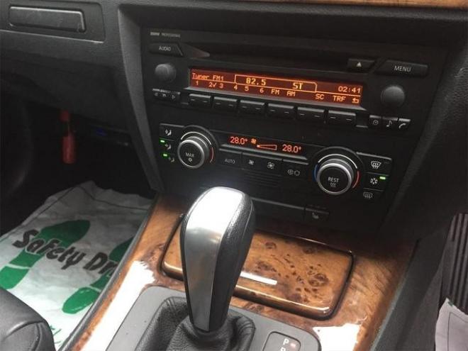 BMW３シリーズ ３２０ｉ　ハイラインパッケージ　ＥＴＣ　ナビ　ＴＶ　アルミホイール　ＨＩＤ　パワーシート　革シート　シートヒーター　ＡＴ　ＡＢＳ　ＣＤ　エアコン　パワーステアリング　パワーウィンドウ 2WD 2000 4Dr