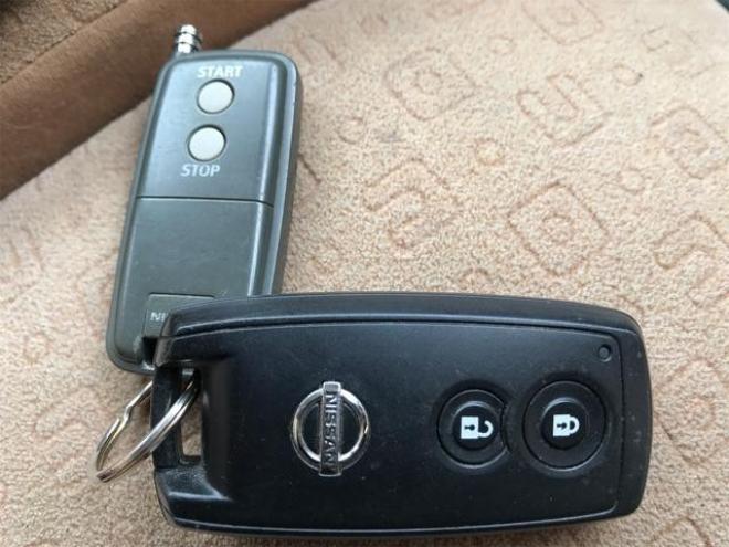 モコＥ　ＦＯＵＲ　４ＷＤ　スマートキー　シートヒーター　ベンチシート　ＡＴ　盗難防止システム　ＡＢＳ　ＣＤ　衝突安全ボディ　エアコン 4WD 660 5Dr