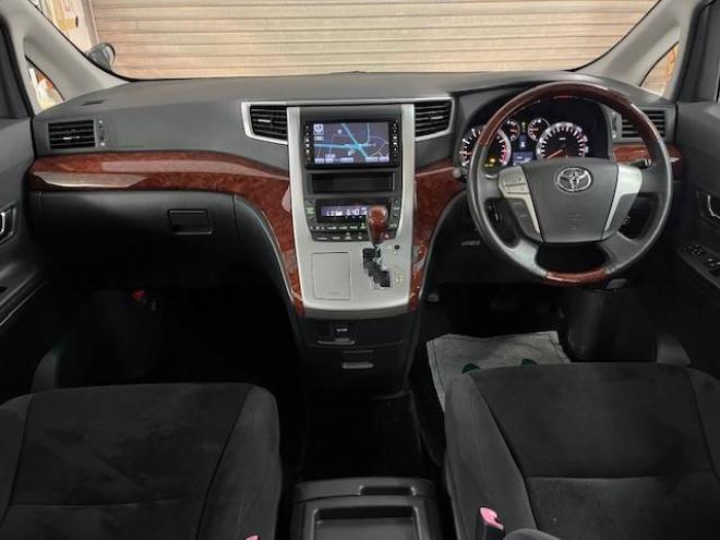 ヴェルファイア２．４Ｚ　プラチナセレクション　本州仕入　禁煙車　ＷＡＫＯＳバリアスコーティング済　純正１８インチＡＷ　社外１７ＡＷ＋スタッドレスタイヤ付　純正ＨＤＤナビ（ＣＤ＆ＤＶＤ再生　フルセグ地デジ　Ｂｌｕｅｔｏｏｔｈ）＋バックカメラ　フロントブラインドカメラ　両側パワースライドドア　パワーバックドア　クルーズコントロール　７人乗りキャプテンシート　オットマン　コーナーセンサー　横滑り防止装置　ＰＵＳＨスタート　スマートキー　タイミングチェーン車　ＨＩＤヘッドライト　ビルトインＥＴＣ 4WD 2400 5Dr