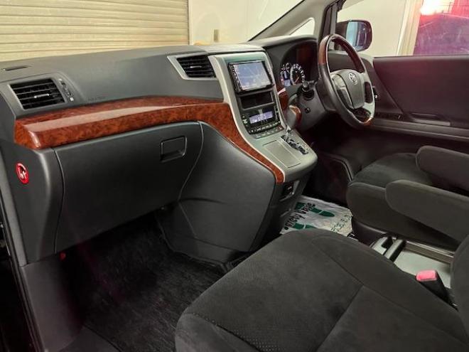 ヴェルファイア２．４Ｚ　プラチナセレクション　本州仕入　禁煙車　ＷＡＫＯＳバリアスコーティング済　純正１８インチＡＷ　社外１７ＡＷ＋スタッドレスタイヤ付　純正ＨＤＤナビ（ＣＤ＆ＤＶＤ再生　フルセグ地デジ　Ｂｌｕｅｔｏｏｔｈ）＋バックカメラ　フロントブラインドカメラ　両側パワースライドドア　パワーバックドア　クルーズコントロール　７人乗りキャプテンシート　オットマン　コーナーセンサー　横滑り防止装置　ＰＵＳＨスタート　スマートキー　タイミングチェーン車　ＨＩＤヘッドライト　ビルトインＥＴＣ 4WD 2400 5Dr