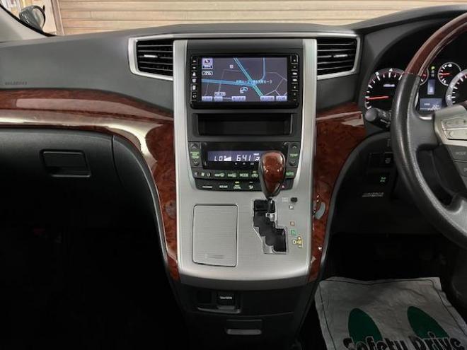 ヴェルファイア２．４Ｚ　プラチナセレクション　本州仕入　禁煙車　ＷＡＫＯＳバリアスコーティング済　純正１８インチＡＷ　社外１７ＡＷ＋スタッドレスタイヤ付　純正ＨＤＤナビ（ＣＤ＆ＤＶＤ再生　フルセグ地デジ　Ｂｌｕｅｔｏｏｔｈ）＋バックカメラ　フロントブラインドカメラ　両側パワースライドドア　パワーバックドア　クルーズコントロール　７人乗りキャプテンシート　オットマン　コーナーセンサー　横滑り防止装置　ＰＵＳＨスタート　スマートキー　タイミングチェーン車　ＨＩＤヘッドライト　ビルトインＥＴＣ 4WD 2400 5Dr