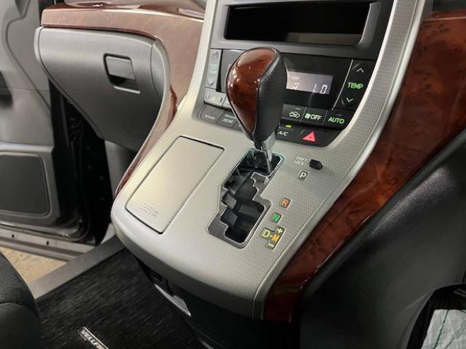 ヴェルファイア２．４Ｚ　プラチナセレクション　本州仕入　禁煙車　ＷＡＫＯＳバリアスコーティング済　純正１８インチＡＷ　社外１７ＡＷ＋スタッドレスタイヤ付　純正ＨＤＤナビ（ＣＤ＆ＤＶＤ再生　フルセグ地デジ　Ｂｌｕｅｔｏｏｔｈ）＋バックカメラ　フロントブラインドカメラ　両側パワースライドドア　パワーバックドア　クルーズコントロール　７人乗りキャプテンシート　オットマン　コーナーセンサー　横滑り防止装置　ＰＵＳＨスタート　スマートキー　タイミングチェーン車　ＨＩＤヘッドライト　ビルトインＥＴＣ 4WD 2400 5Dr
