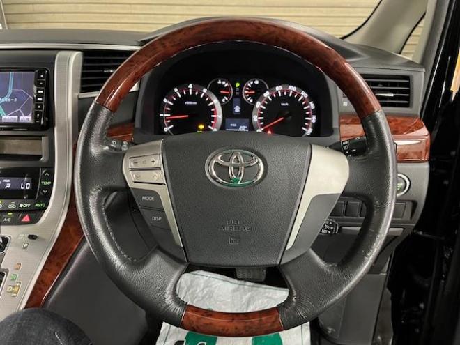 ヴェルファイア２．４Ｚ　プラチナセレクション　本州仕入　禁煙車　ＷＡＫＯＳバリアスコーティング済　純正１８インチＡＷ　社外１７ＡＷ＋スタッドレスタイヤ付　純正ＨＤＤナビ（ＣＤ＆ＤＶＤ再生　フルセグ地デジ　Ｂｌｕｅｔｏｏｔｈ）＋バックカメラ　フロントブラインドカメラ　両側パワースライドドア　パワーバックドア　クルーズコントロール　７人乗りキャプテンシート　オットマン　コーナーセンサー　横滑り防止装置　ＰＵＳＨスタート　スマートキー　タイミングチェーン車　ＨＩＤヘッドライト　ビルトインＥＴＣ 4WD 2400 5Dr