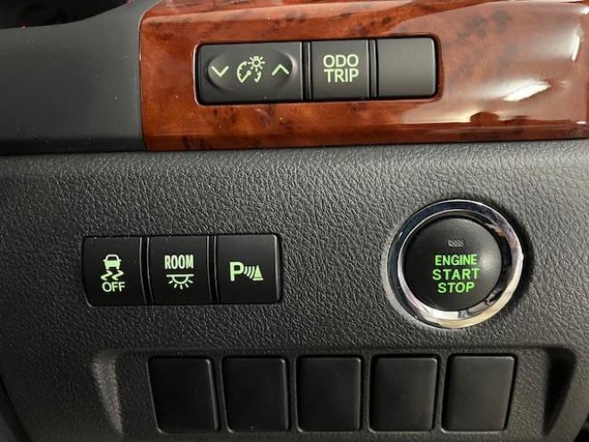 ヴェルファイア２．４Ｚ　プラチナセレクション　本州仕入　禁煙車　ＷＡＫＯＳバリアスコーティング済　純正１８インチＡＷ　社外１７ＡＷ＋スタッドレスタイヤ付　純正ＨＤＤナビ（ＣＤ＆ＤＶＤ再生　フルセグ地デジ　Ｂｌｕｅｔｏｏｔｈ）＋バックカメラ　フロントブラインドカメラ　両側パワースライドドア　パワーバックドア　クルーズコントロール　７人乗りキャプテンシート　オットマン　コーナーセンサー　横滑り防止装置　ＰＵＳＨスタート　スマートキー　タイミングチェーン車　ＨＩＤヘッドライト　ビルトインＥＴＣ 4WD 2400 5Dr