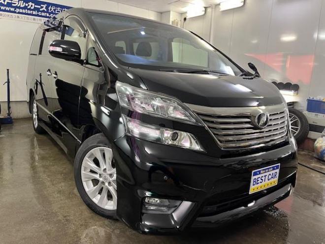 ヴェルファイア２．４Ｚ　プラチナセレクション　本州仕入　禁煙車　ＷＡＫＯＳバリアスコーティング済　純正１８インチＡＷ　社外１７ＡＷ＋スタッドレスタイヤ付　純正ＨＤＤナビ（ＣＤ＆ＤＶＤ再生　フルセグ地デジ　Ｂｌｕｅｔｏｏｔｈ）＋バックカメラ　フロントブラインドカメラ　両側パワースライドドア　パワーバックドア　クルーズコントロール　７人乗りキャプテンシート　オットマン　コーナーセンサー　横滑り防止装置　ＰＵＳＨスタート　スマートキー　タイミングチェーン車　ＨＩＤヘッドライト　ビルトインＥＴＣ 4WD 2400 5Dr
